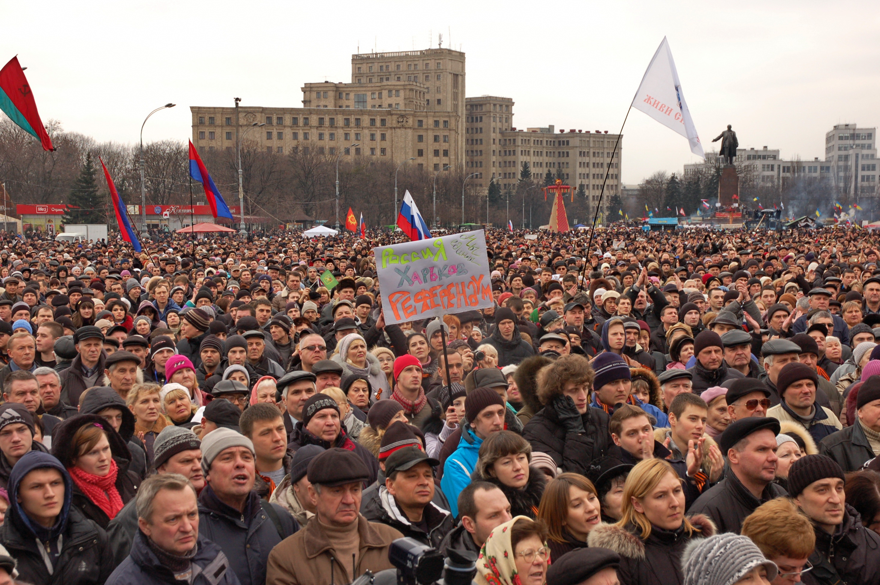 Зображення до:  «Беркут!», «Россия!», «Референдум!» — площадь Свободы за полчаса до штурма