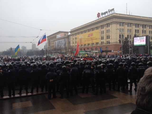 Зображення до:  Представление губернатора. Возле ХОГА митингуют люди с георгиевскими лентами