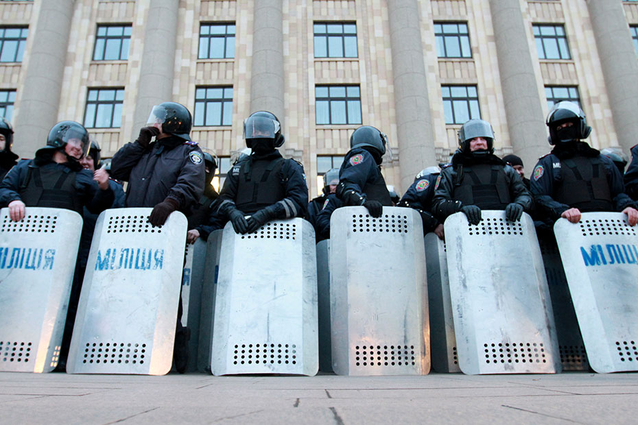 Зображення до:  Митинг на площади Свободы. Милиция защищает обладминистрацию