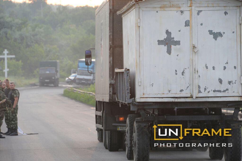 Зображення до:  На мосту с белыми флагами. Украинские силовики вывозят погибших в крушении самолёта Ил-76