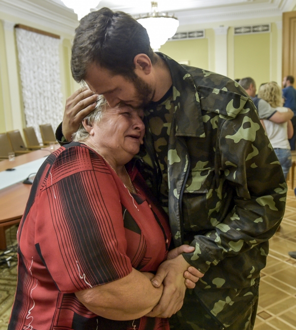 Зображення до:  В Горловке из плена освобождены 17 военных