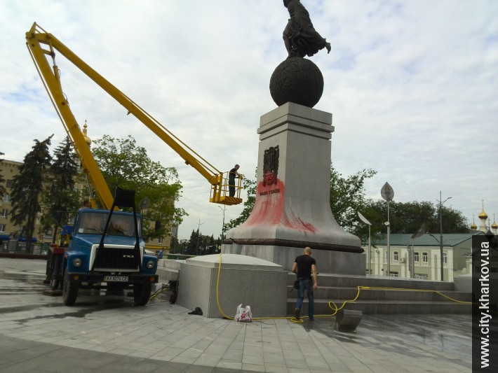 Зображення до:  Памятник Независимости в Харькове снова облили краской