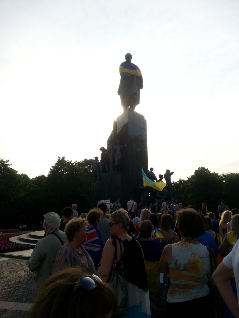 Зображення до:  Фотофакт. Активисты «одели» памятник Шевченко во флаг Украины