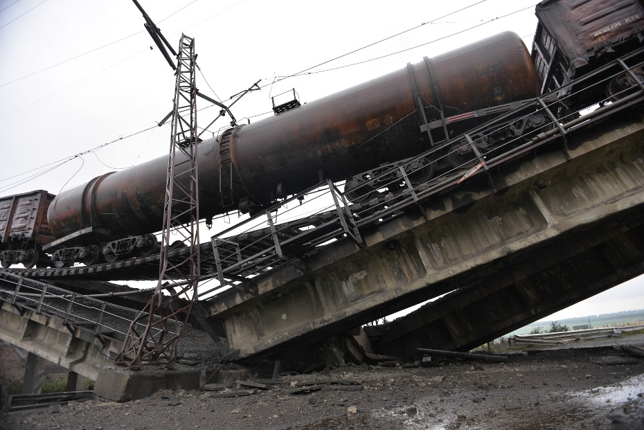 Зображення до:  Взрывы на ДонЖД: мост обрушился вместе с поездом