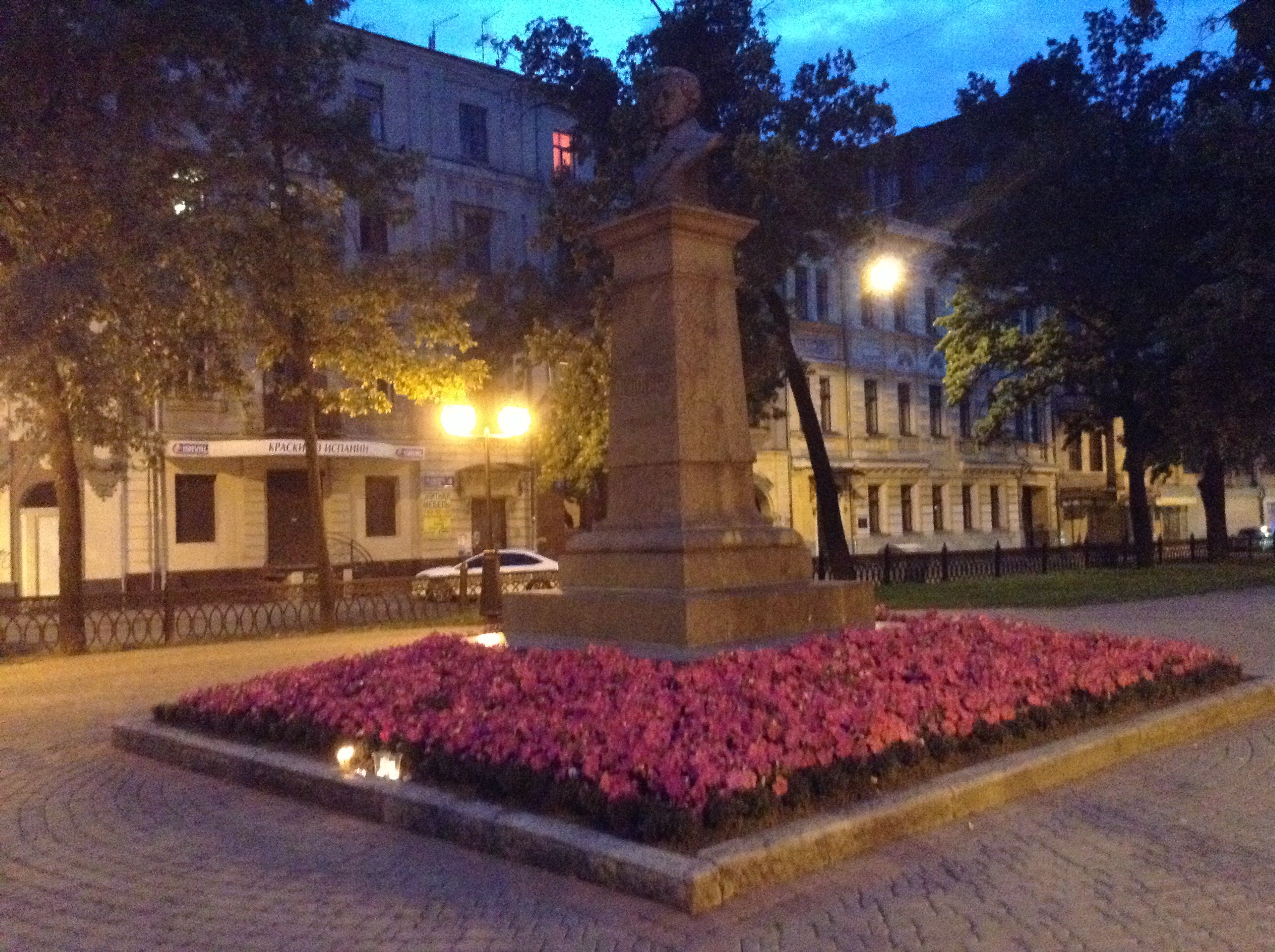 Зображення до:  Харьковчане зажгли свечи в память о погибших в московском метро