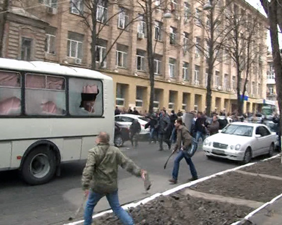 Зображення до:  Беспорядки в Харькове: пять лет тюрьмы за нападение на милицейский автобус