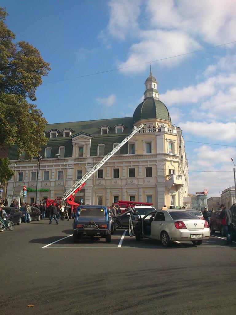 Зображення до:  Пожар в здании на углу Рымарской. Спасатели эвакуируют людей