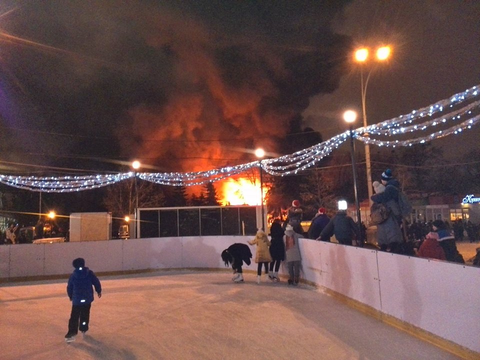 Зображення до:  Пожар в центре Харькова. Горело кафе