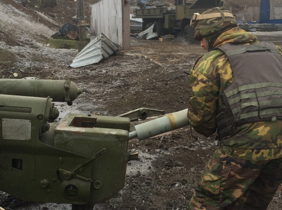 Зображення до:  Боевики разрушили здание горотдела милиции Дебальцево