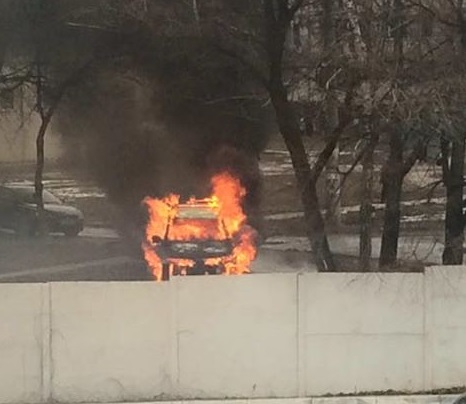 Зображення до:  У Дзержинского райсуда сгорел автомобиль