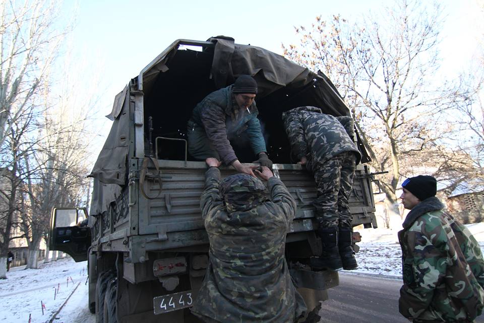 Зображення до:  Украинские военные завершают выход из Дебальцево