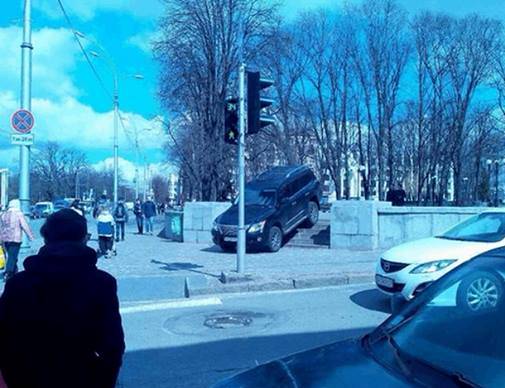 Зображення до:  «Больше так не будет». Милиция нашла водителя, который проехал по ступенькам у Зеркальной струи