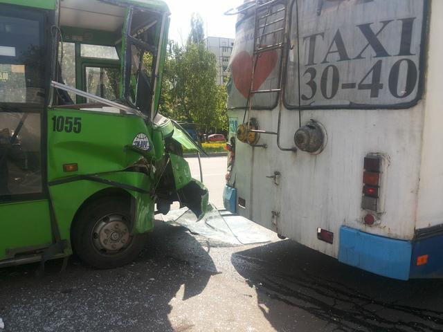 Зображення до:  В ДТП с маршруткой на Салтовке пострадали шестеро людей