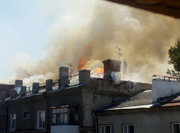 Зображення до:  Пожар в центре Харькова локализован