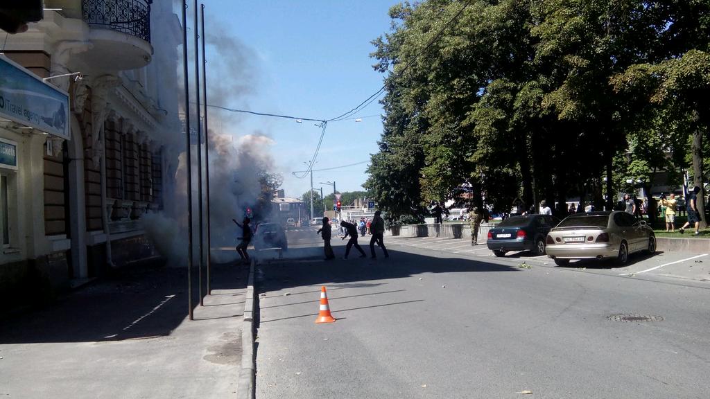 Зображення до:  Беспорядки в центре Харькова. Как это было