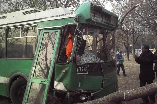 Зображення до:  В ДТП с участием троллейбуса пострадали четверо людей