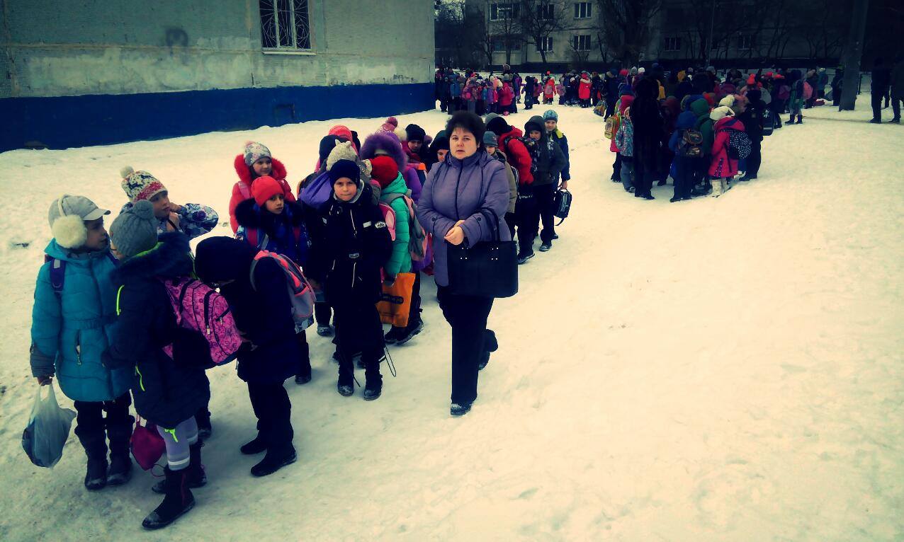 Зображення до:  В первый день после каникул в Харькове эвакуировали школу