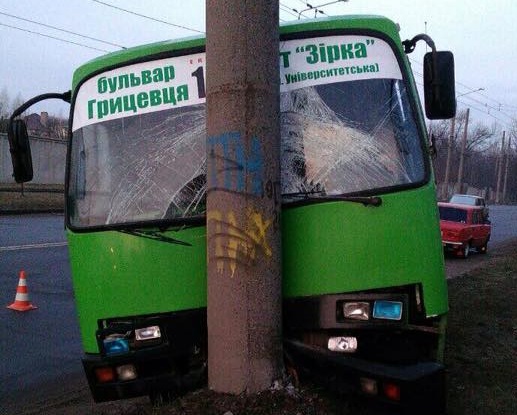 Зображення до:  В Харькове маршрутка врезалась в столб