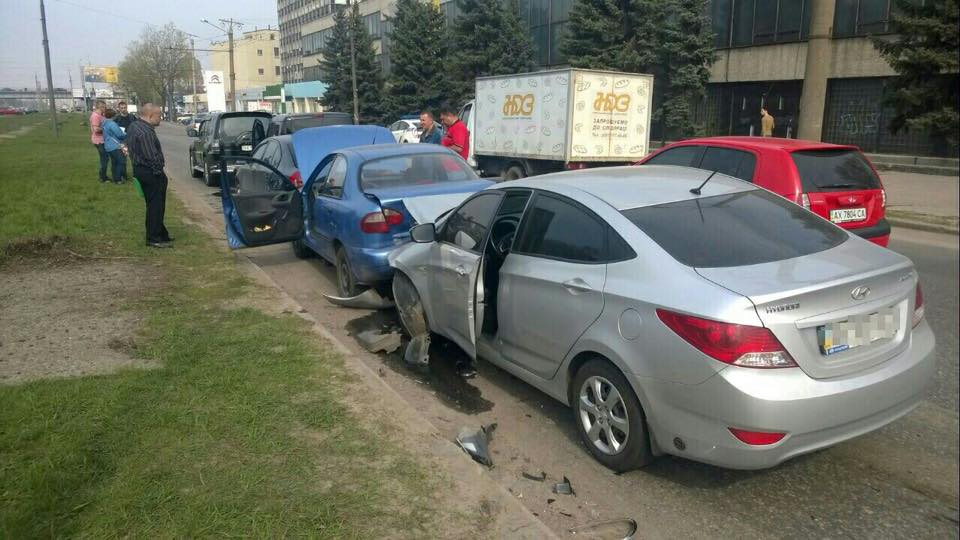 Зображення до:  На Московском проспекте столкнулись пять машин