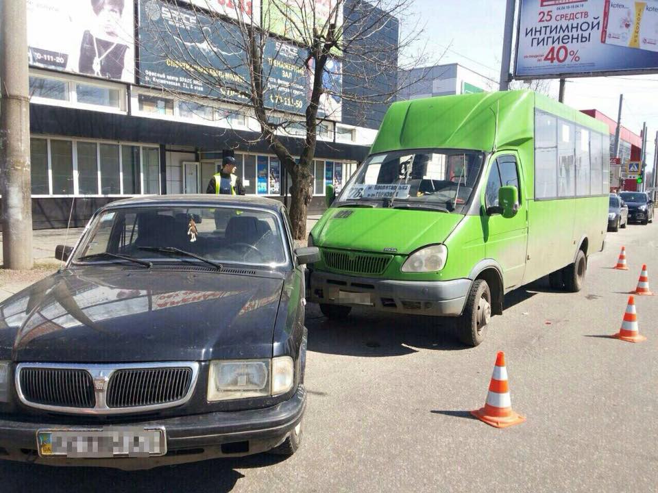 Зображення до:  В Харькове маршрутка врезалась в припаркованные авто