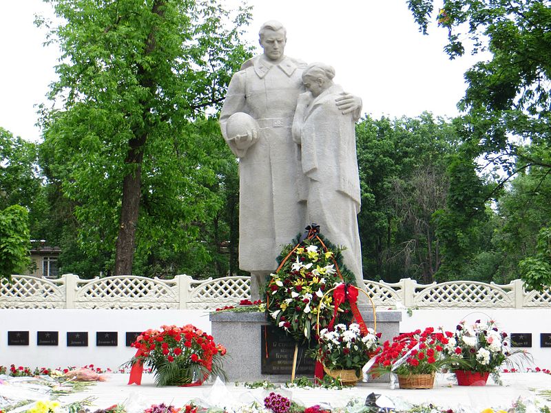 Зображення до:  В Харькове повредили памятник на братской могиле