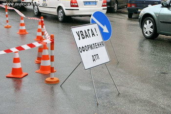 Зображення до:  В Красноградском районе машина врезалась в дерево