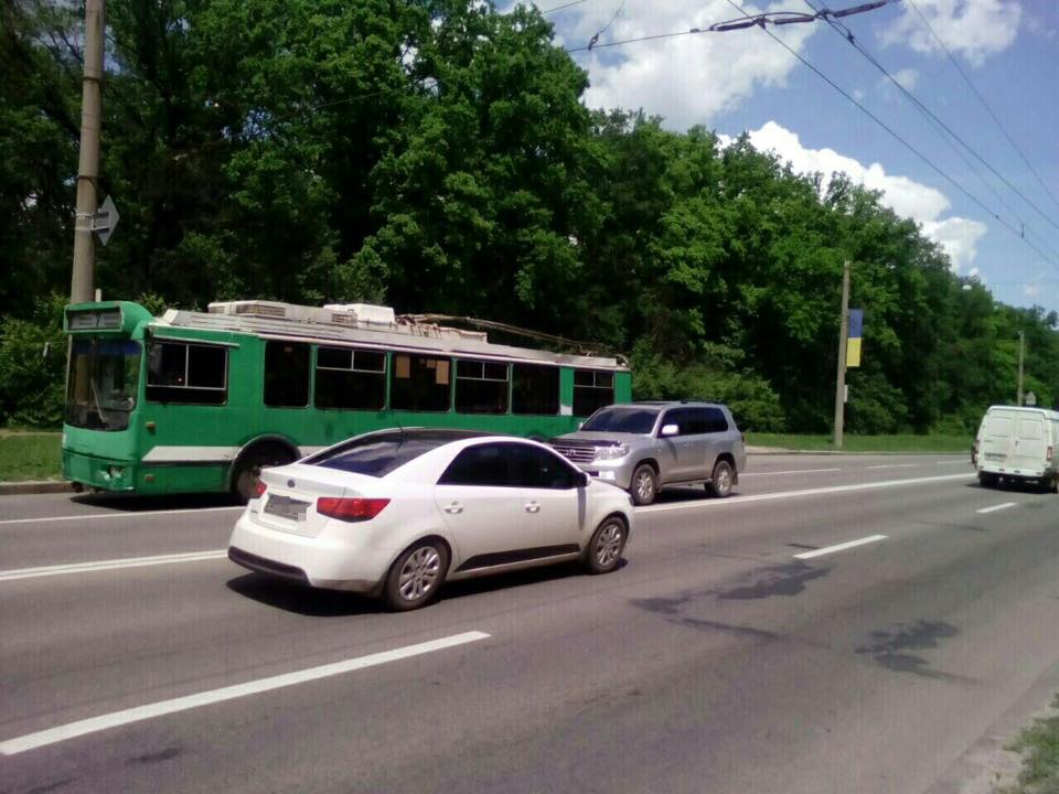 Зображення до:  Токоприёмник троллейбуса пробил лобовое стекло автомобиля в Харькове