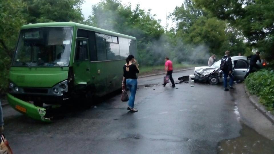 Зображення до:  В аварии с маршруткой в Харькове погибли двое людей