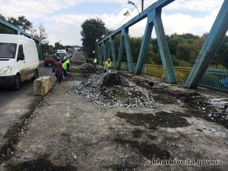 Зображення до:  В Изюме начали ремонтировать дорогу на мосту