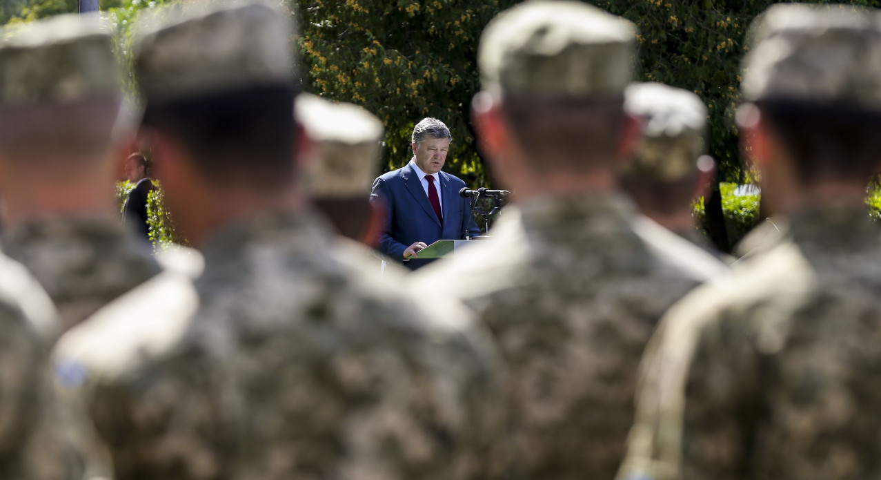 Зображення до:  Порошенко пока не собирается объявлять седьмую волну мобилизации