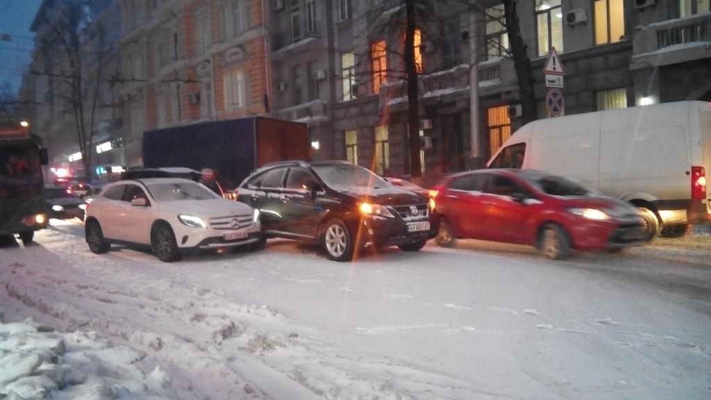 Зображення до:  В центре Харькова затруднено движение из-за ДТП