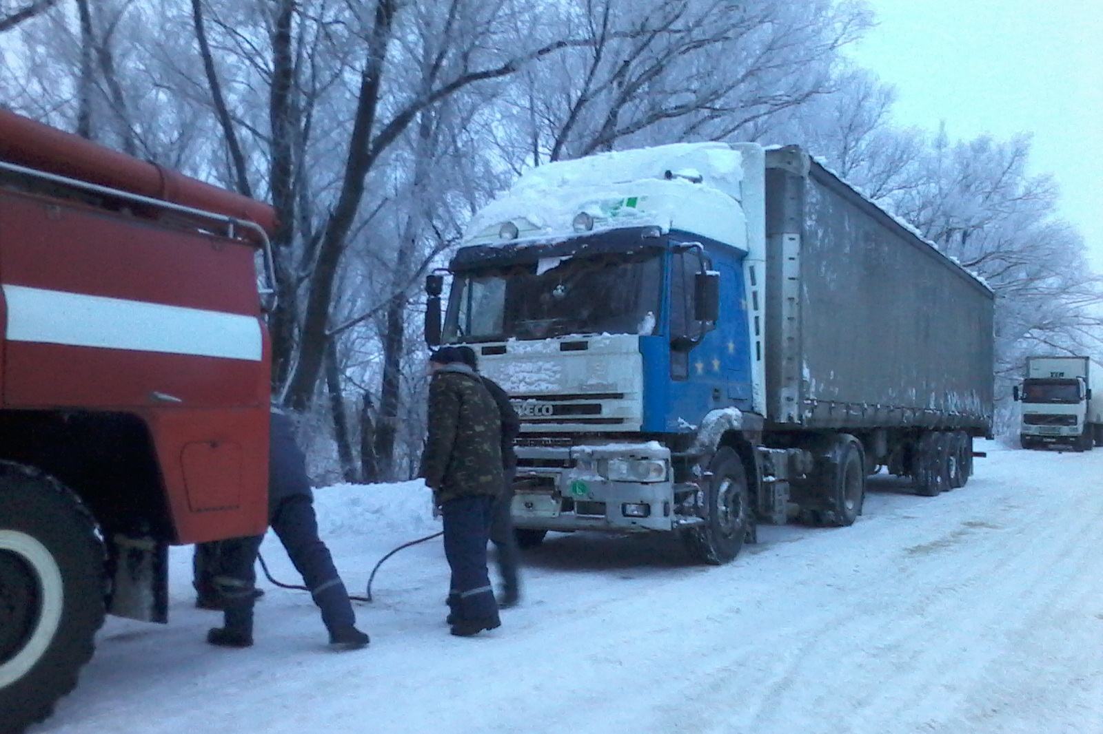 Зображення до:  В Харьковской области на обледенелой дороге застряли автобус и два грузовика