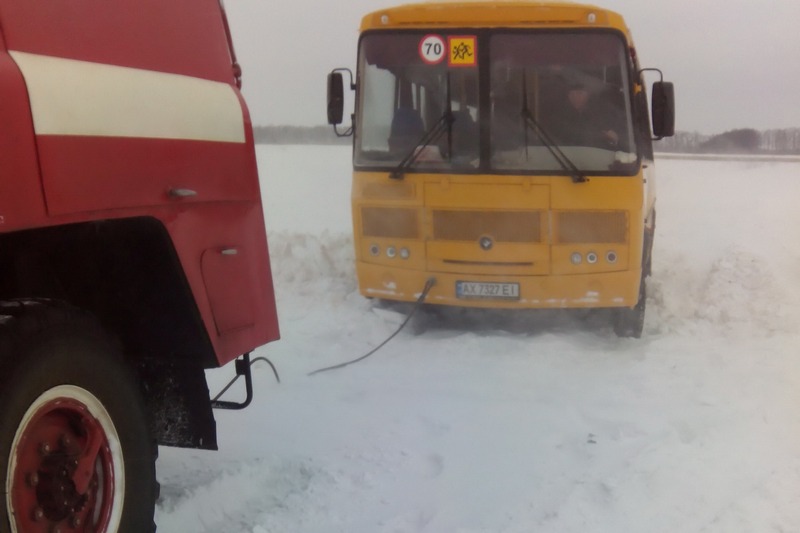 Зображення до:  В Харьковской области в снегу застряли два школьных автобуса