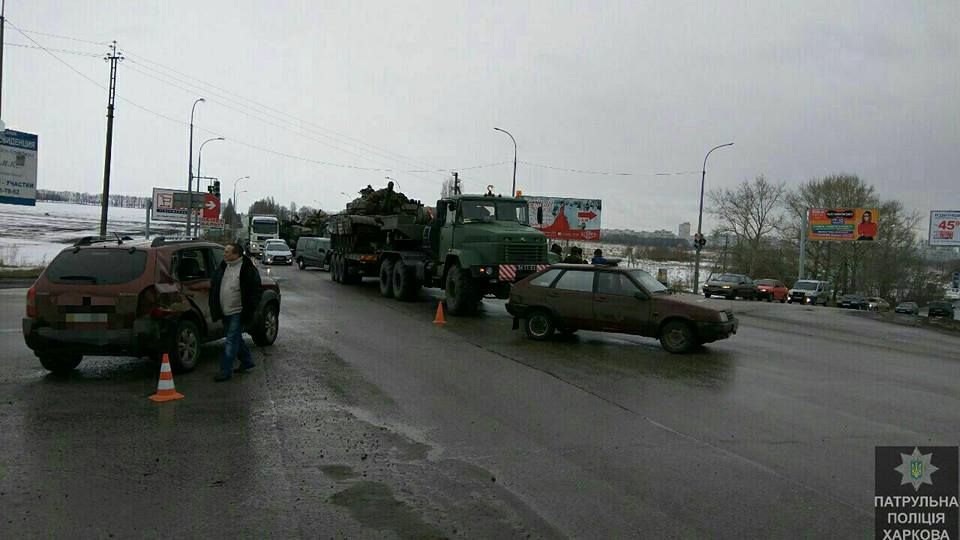 Зображення до:  В Харькове автомобиль врезался в тягач с танком