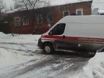 Зображення до:  В Харьковской области в снегу застряли три машины скорой помощи