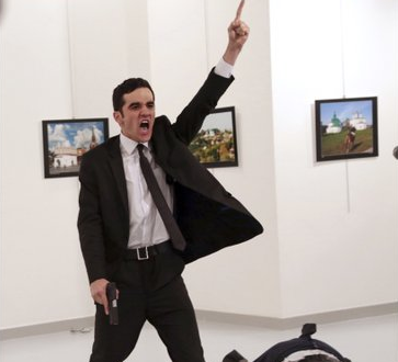 Зображення до:  Премию World Press Photo получил автор фото убийцы российского посла в Турции