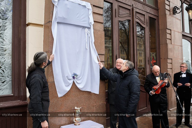 Зображення до:  В Харькове установят мемориальные доски врачу, милиционеру и директору водоканала