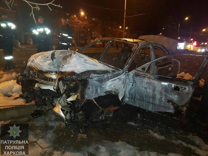 Зображення до:  В Харькове автомобиль врезался в столб и сгорел