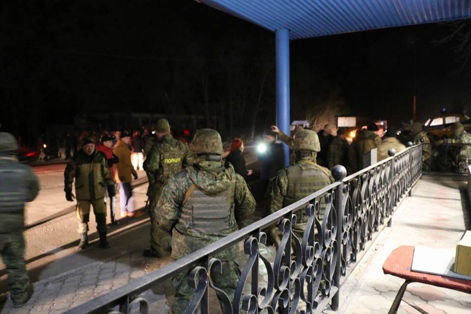 Зображення до:  Конфликт участников блокады и полиции под Славянском: есть пострадавшие