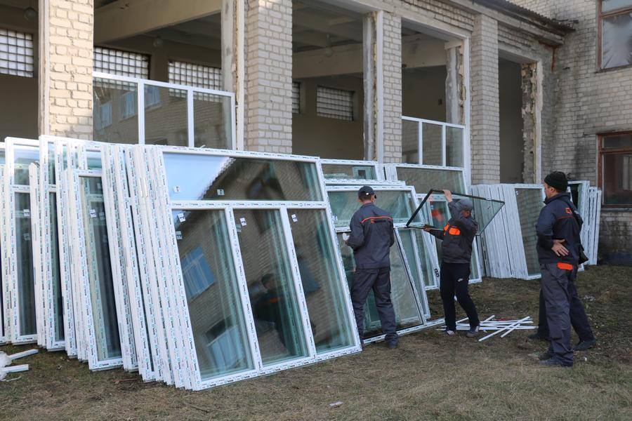 Зображення до:  В повреждённых от взрывов домах Балаклеи начали вставлять окна