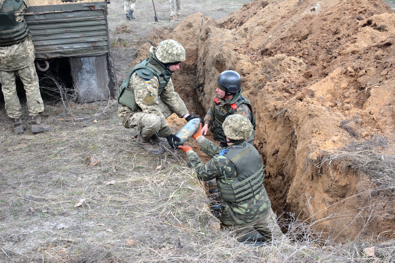 Зображення до:  Громко, но безопасно: военные взрывают боеприпасы, собранные в Балаклее