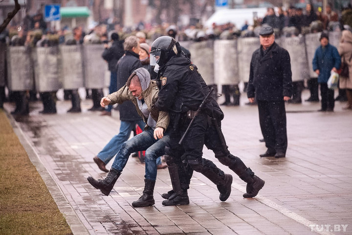 Зображення до:  Протесты в Минске: задержаны десятки людей