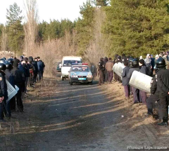 Зображення до:  Полиция не дала сторонникам блокады перекрыть движение в Купянске