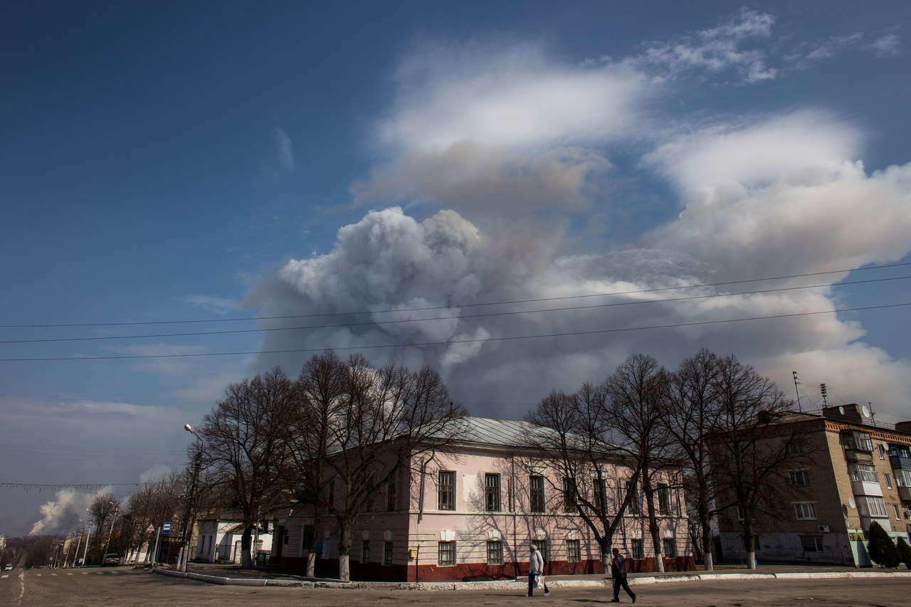 Зображення до:  Взрывы на арсенале в Балаклее могут продолжаться неделю. Фоторепортаж