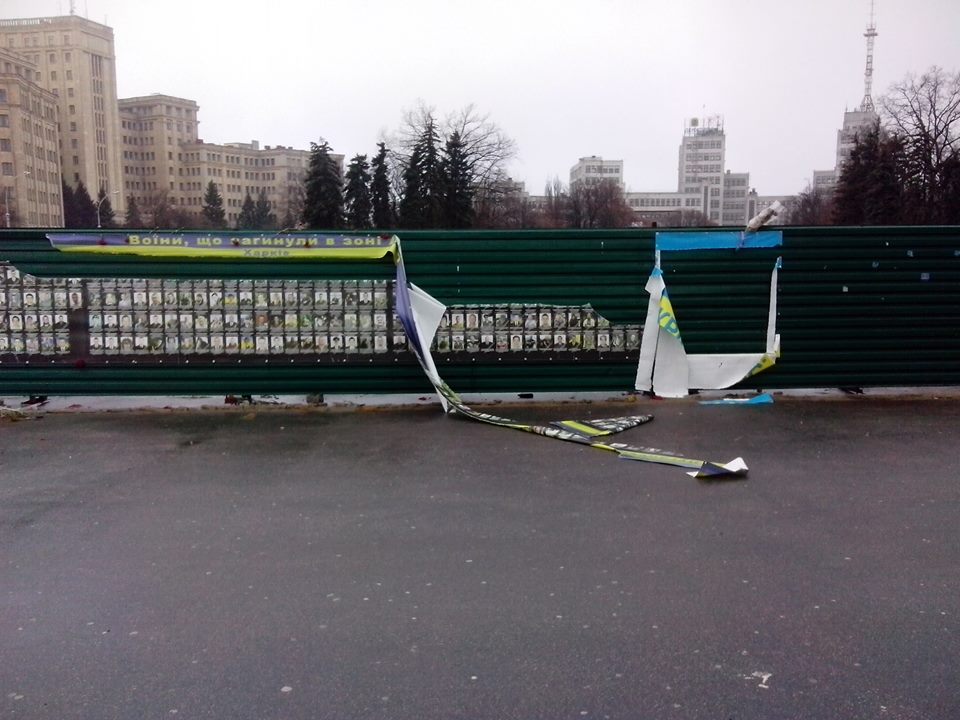 Зображення до:  На площади Свободы сорвали баннер с фотографиями погибших в АТО