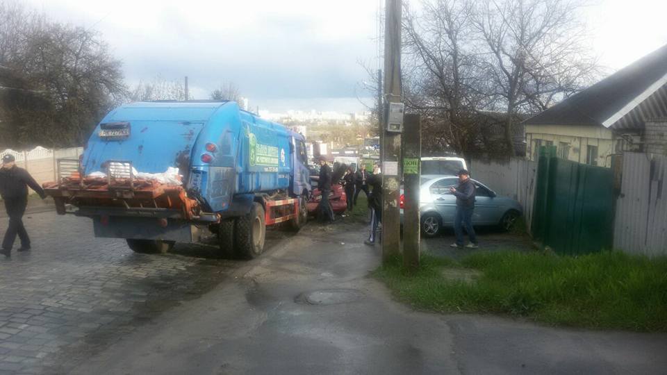 Зображення до:  ДТП на улице Жилярди: у мусоровоза отказали тормоза