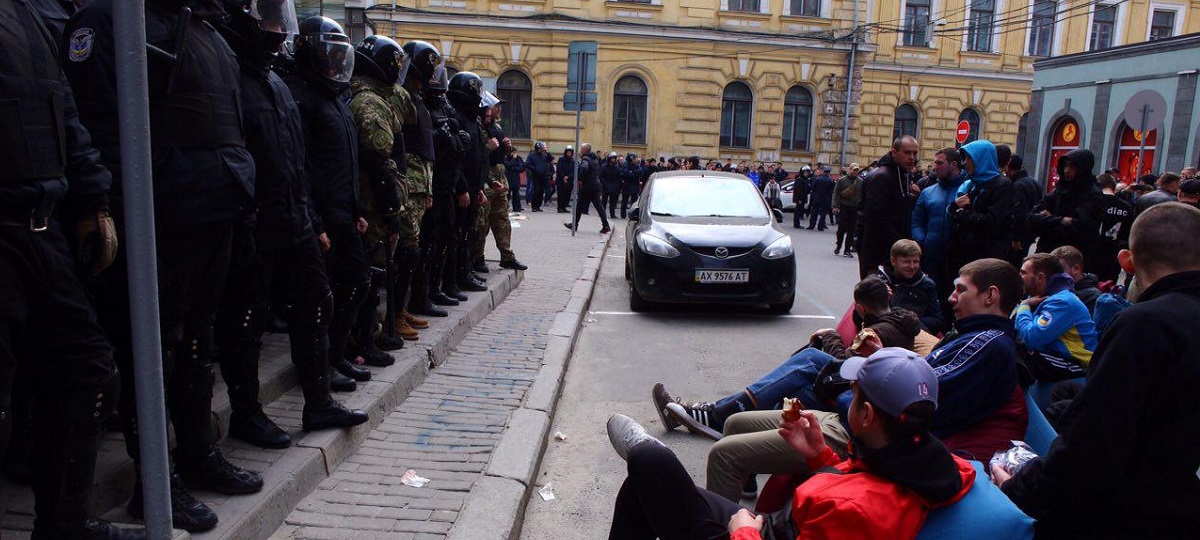 Зображення до:  Противостояние в центре Харькова: текстовая трансляция