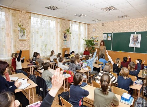 Зображення до:  В школах, закрытых из-за непогоды, возобновляются занятия