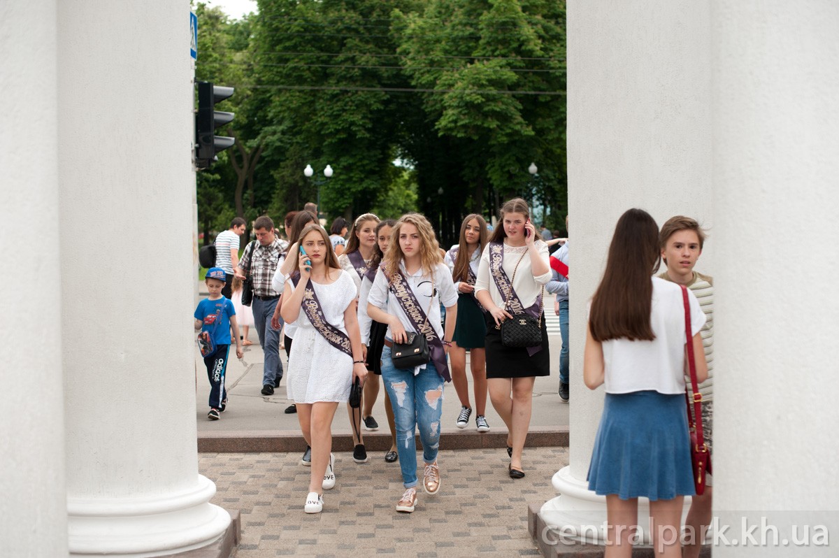 Зображення до:  В Харькове выпускники будут сажать каштаны и танцевать в пене