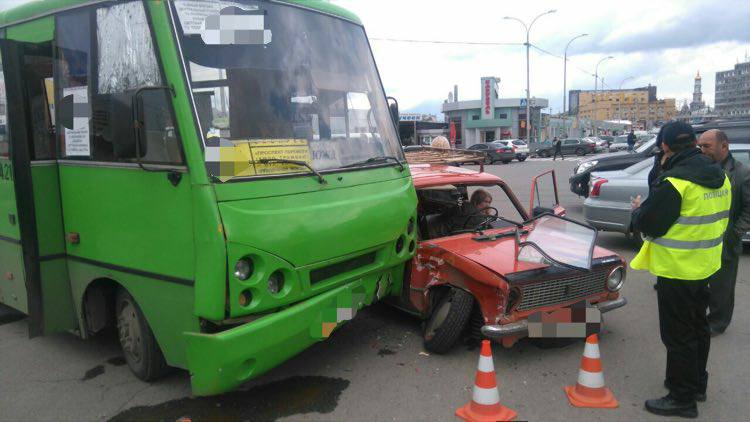 Зображення до:  В ДТП с маршруткой в Харькове пострадала женщина